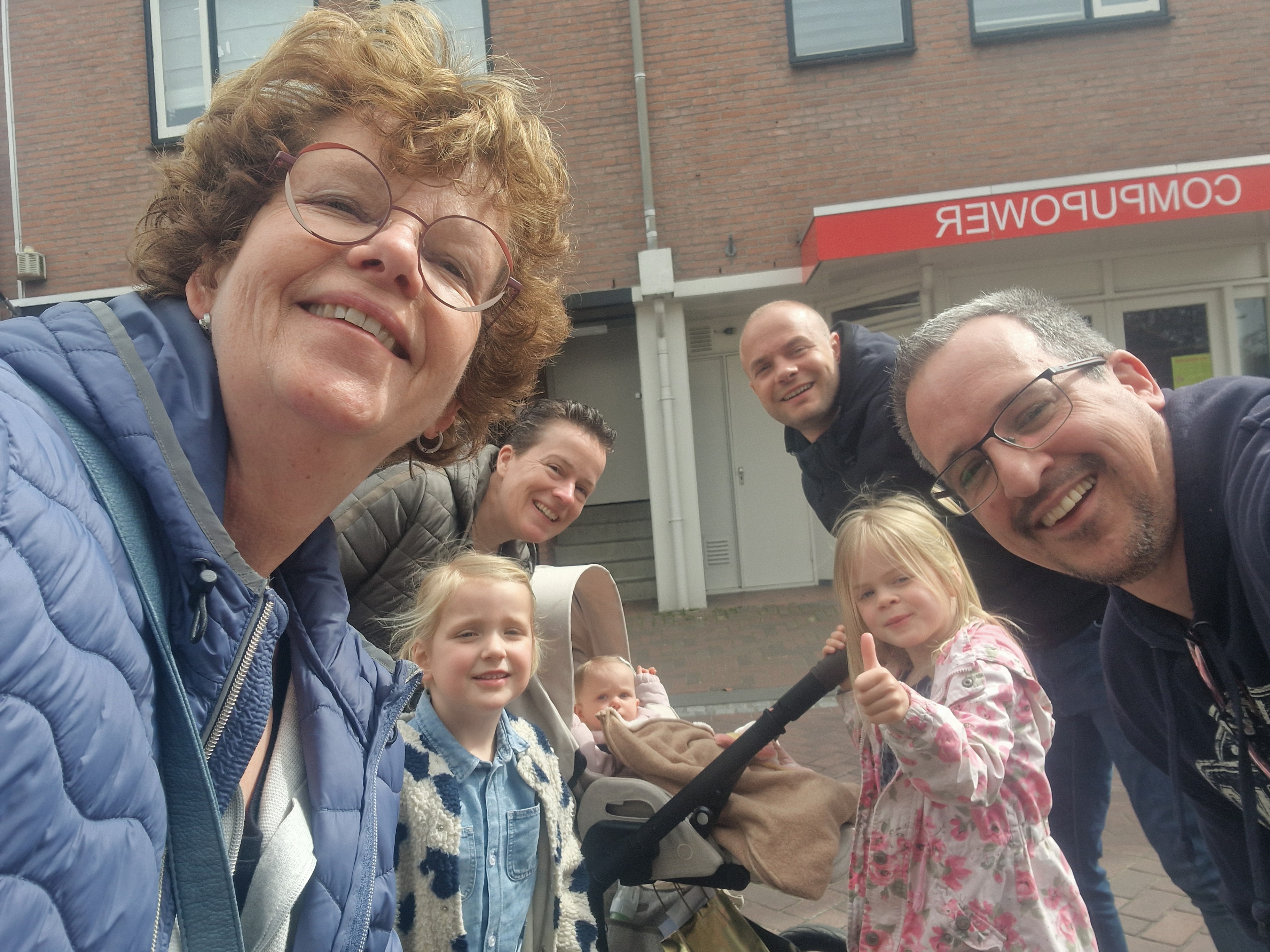 Selfie van Team Roos bij Bij Anton