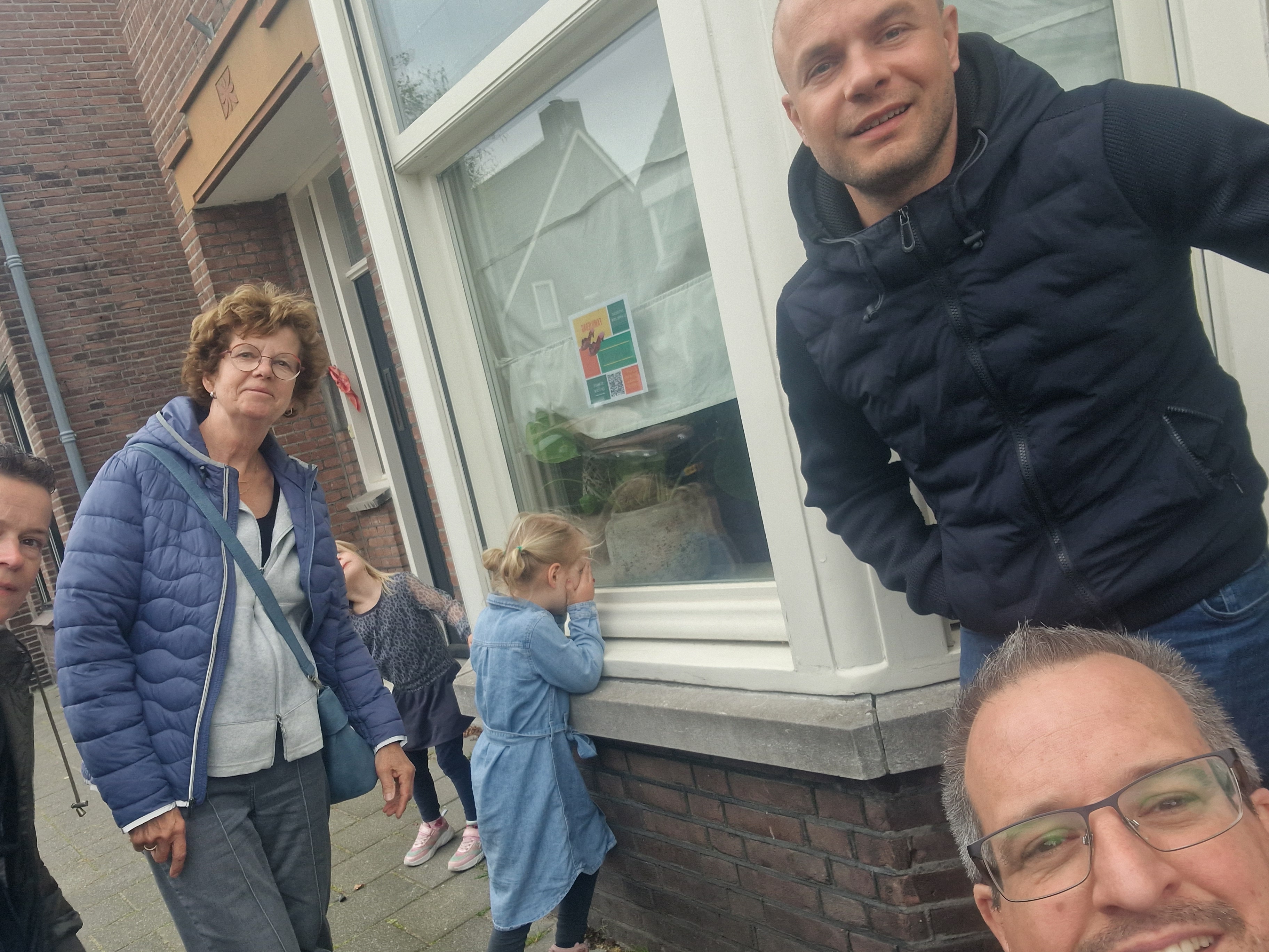 Selfie van Team Roos bij Doctor van Beurdenstraat 14