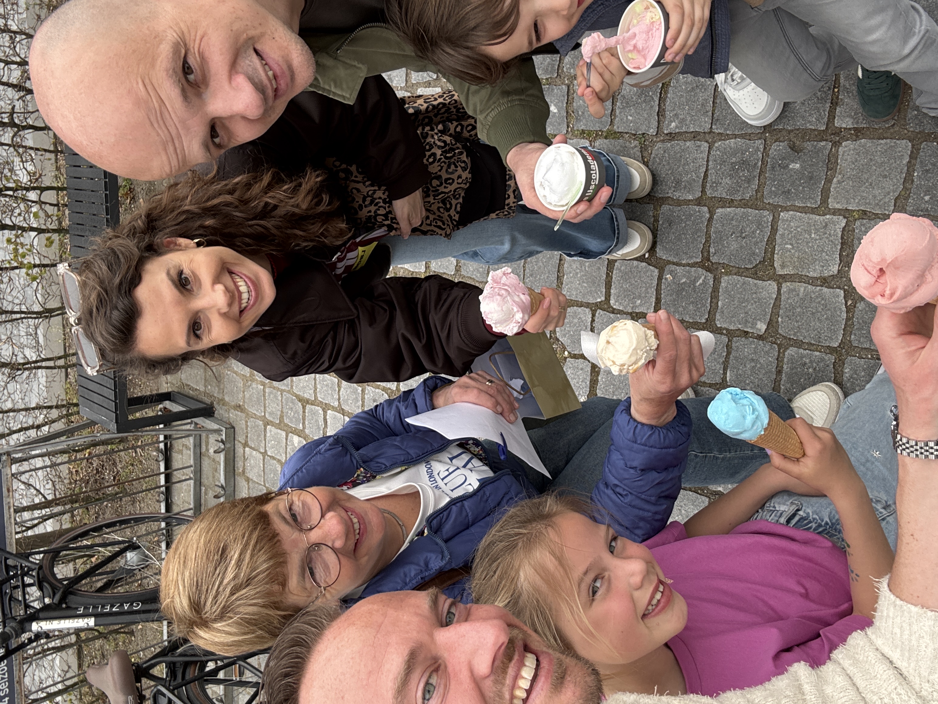 Selfie van Team Mieke bij IJscolademan