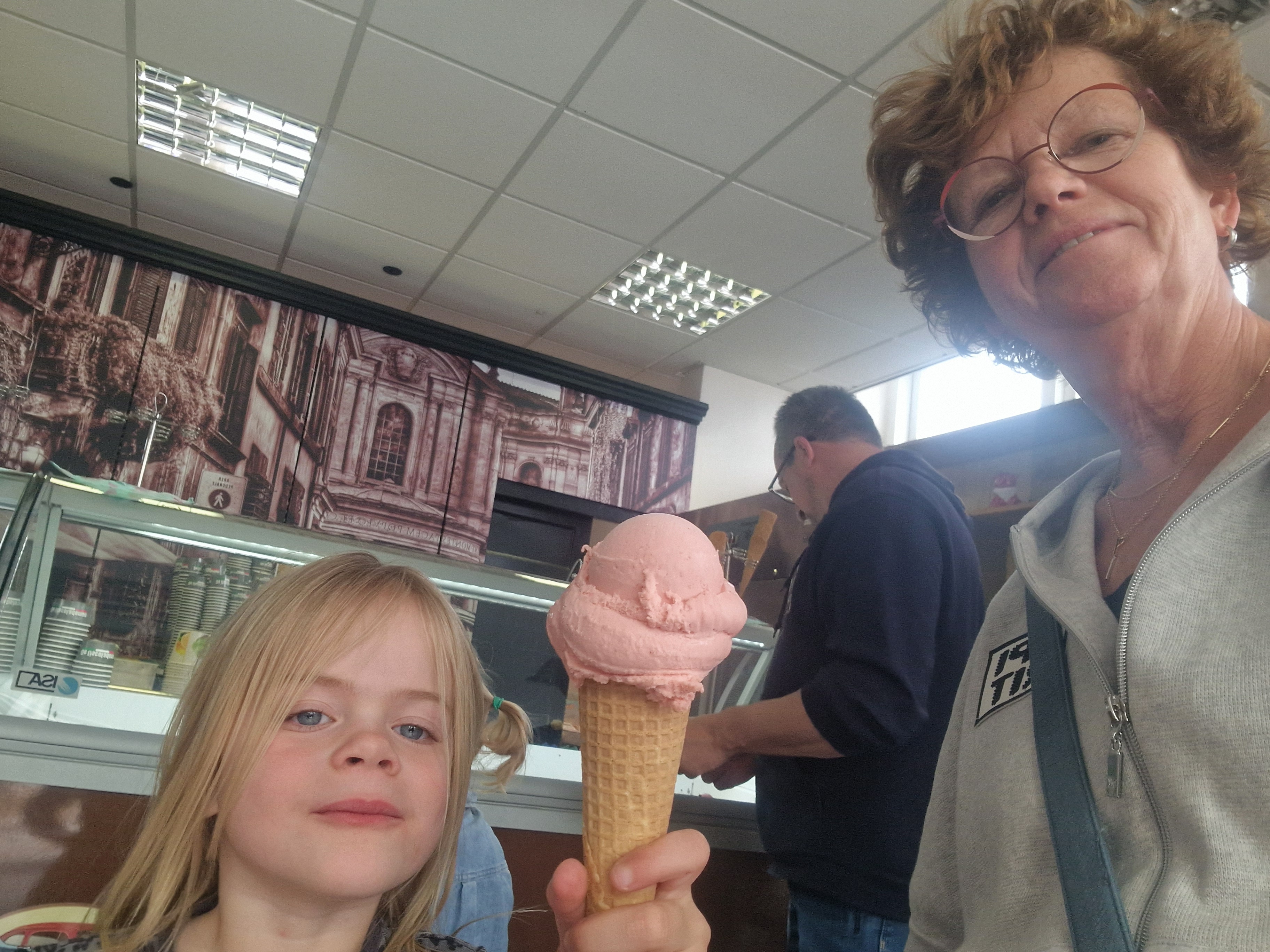 Selfie van Team Roos bij IJscolademan