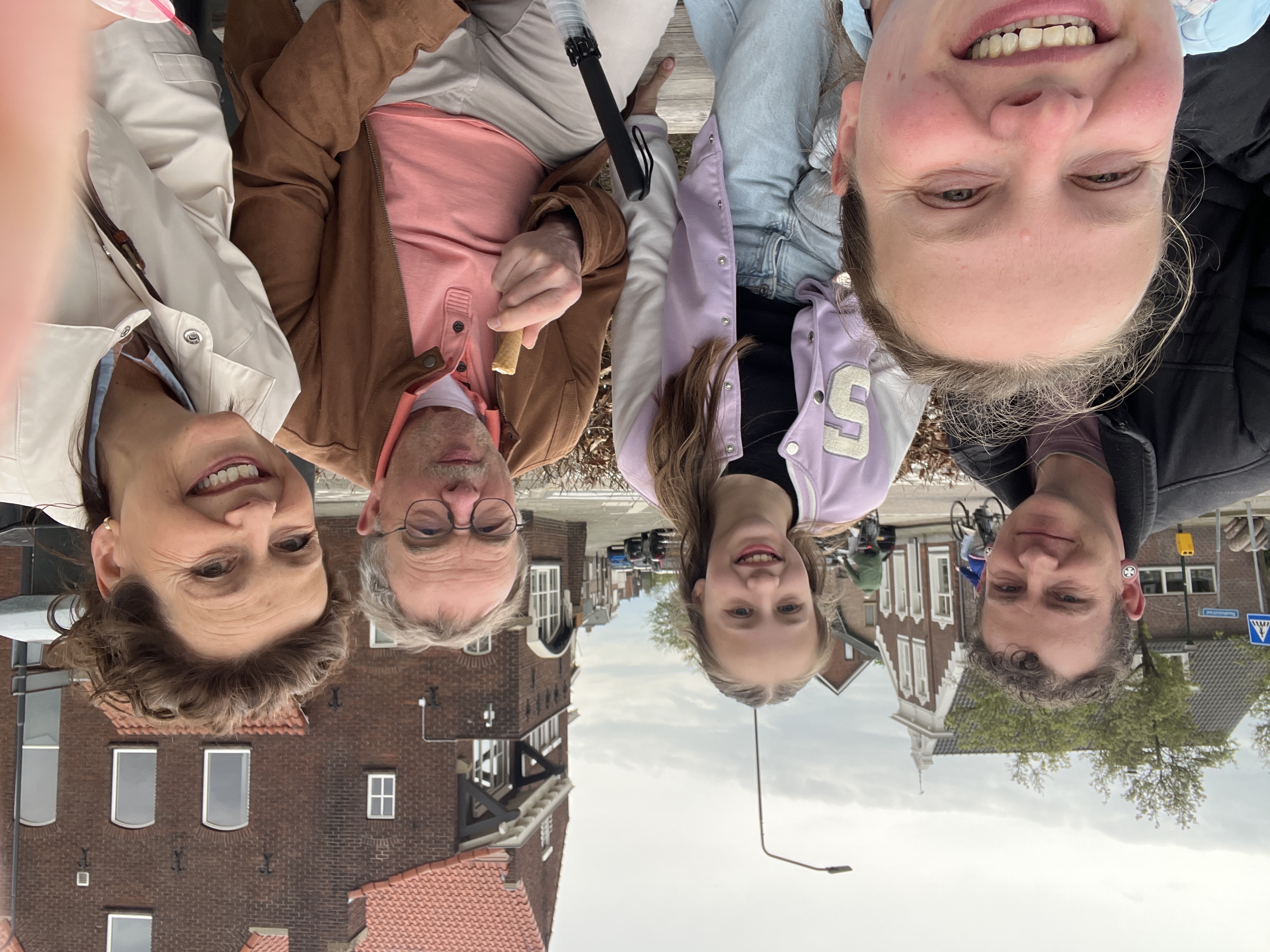 Selfie van Team Wil bij IJscolademan