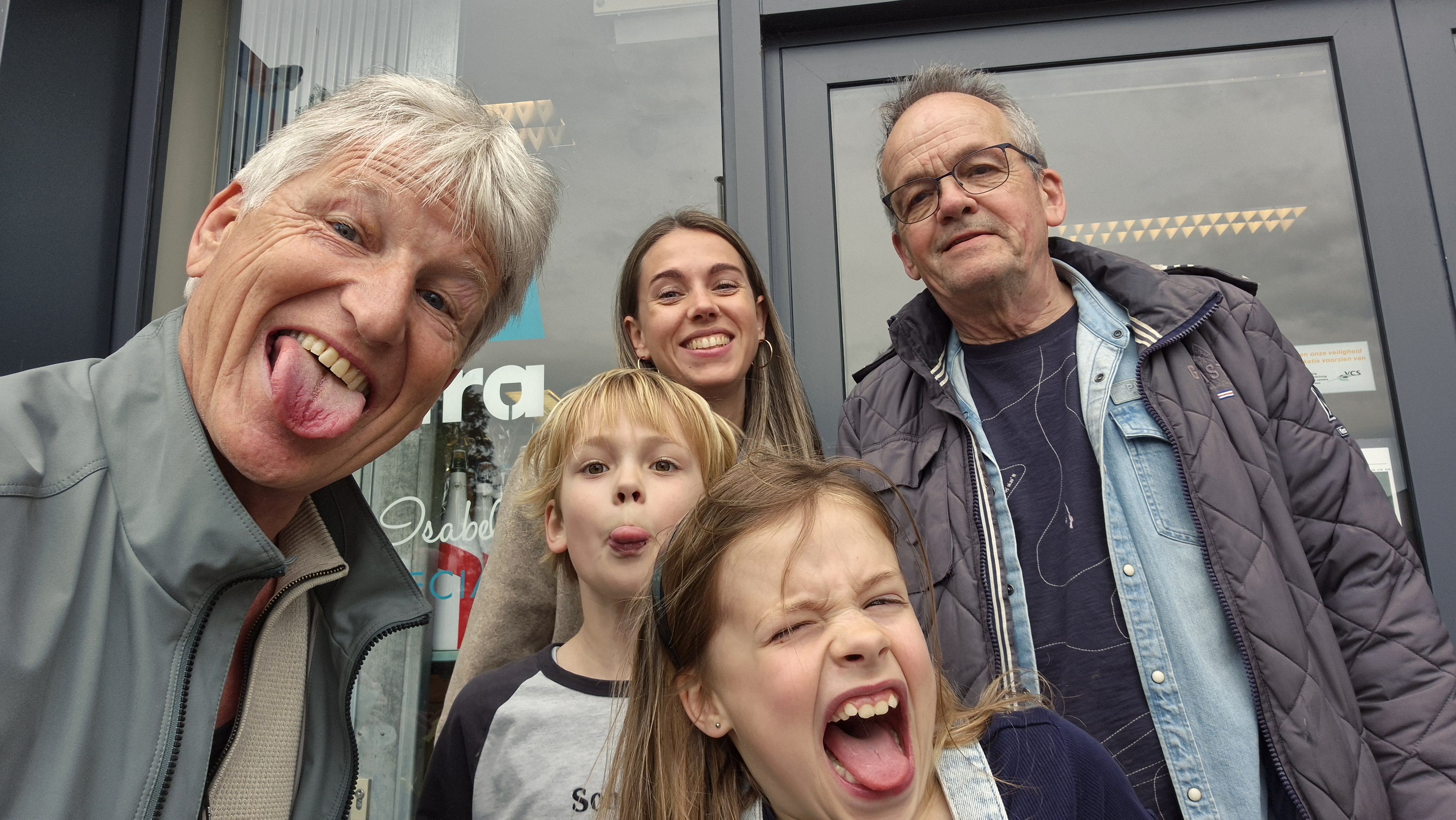 Selfie van Team Nico bij Johannes de Doper kerk