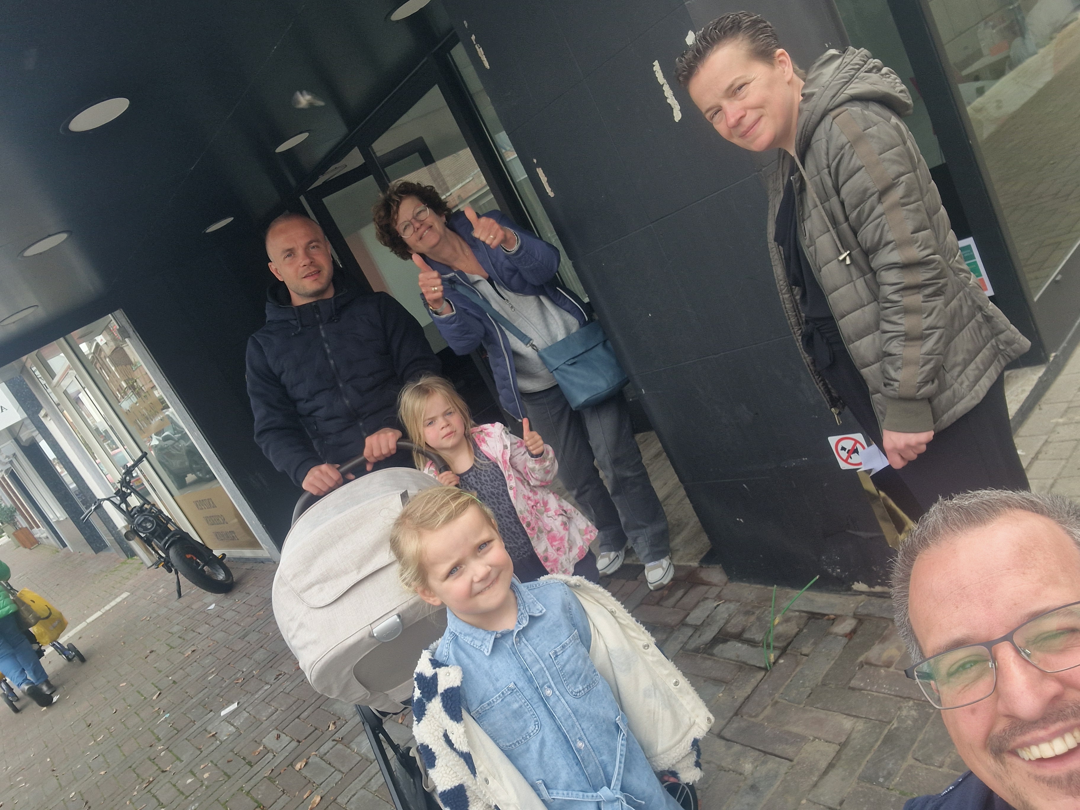 Selfie van Team Roos bij Meester Schoenmaker