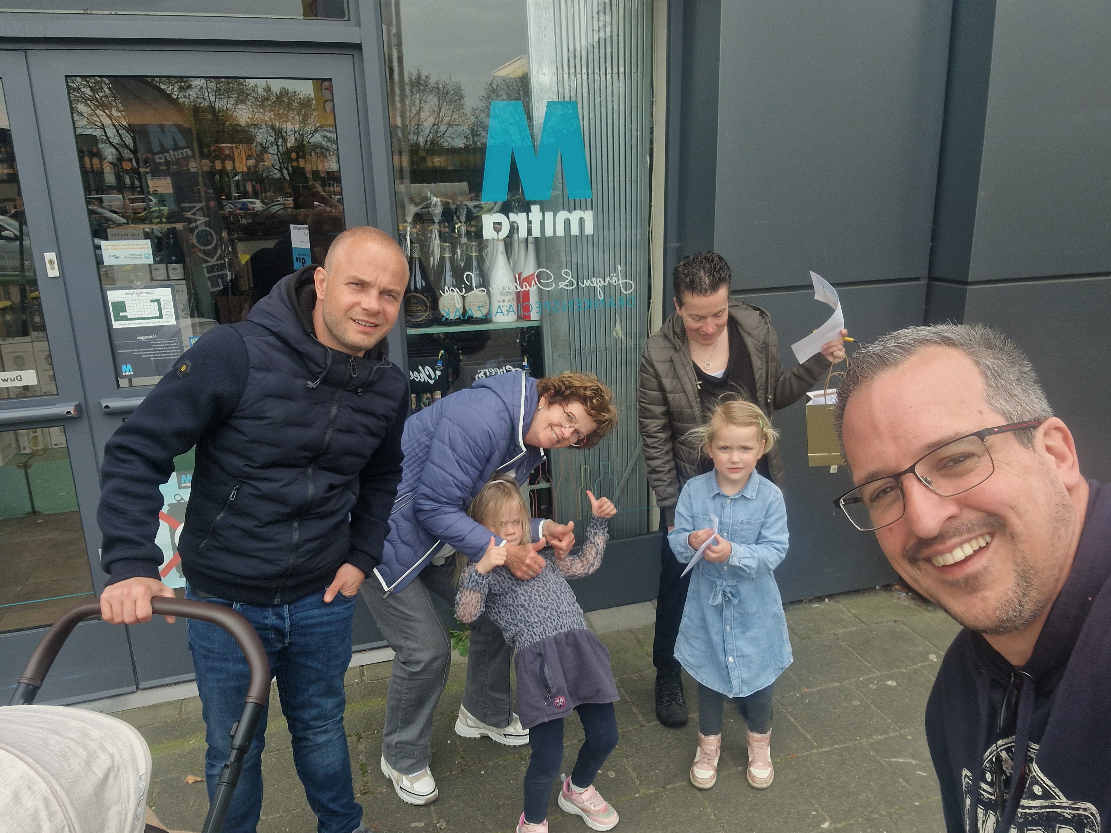 Selfie van Team Roos bij Mitra